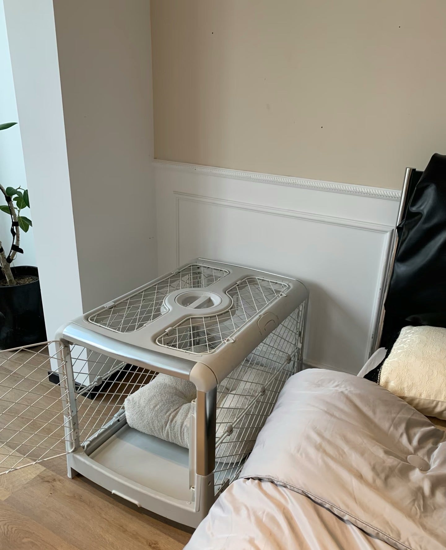 🦮Foldable pet cage with wheels – a high-quality, portable pet cage, providing a safe, stylish, and convenient indoor living space for your pet.