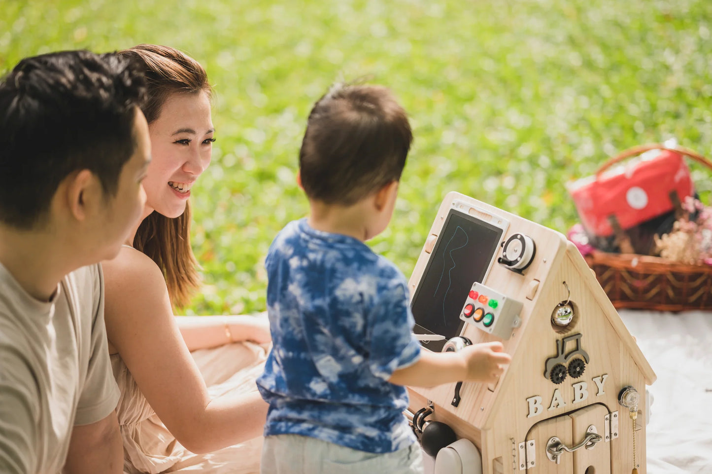 🎁Montessori wooden busy board,for developing basic life skills and fine motor skills in children; a learning and educational activity board for preschoolers.