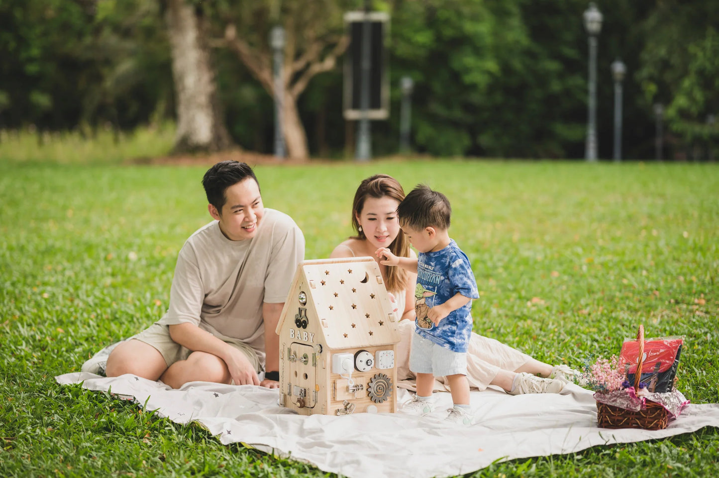 🎁Montessori wooden busy board,for developing basic life skills and fine motor skills in children; a learning and educational activity board for preschoolers.